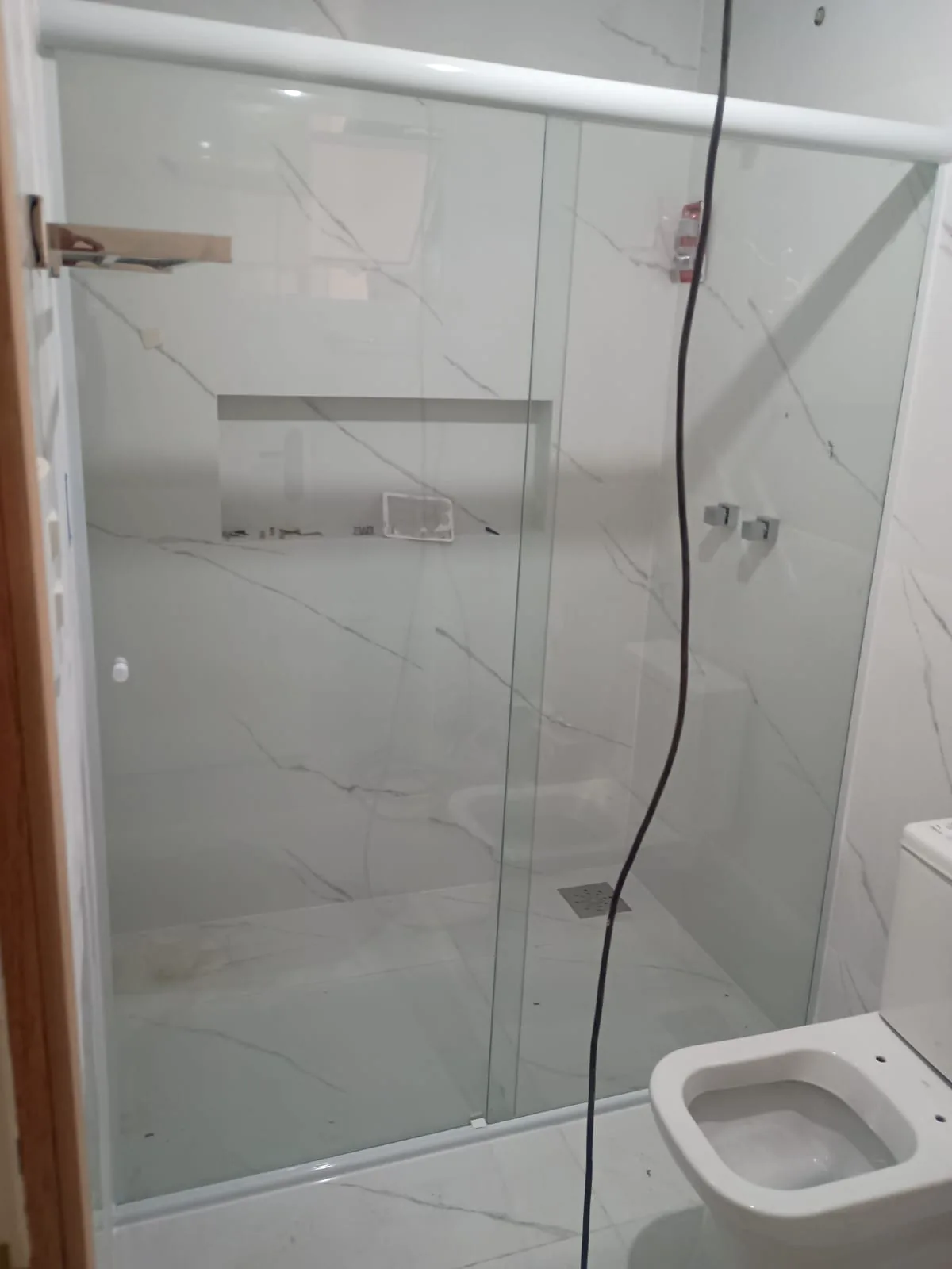 Box de vidro para banheiro com perfil branco em banheiro claro