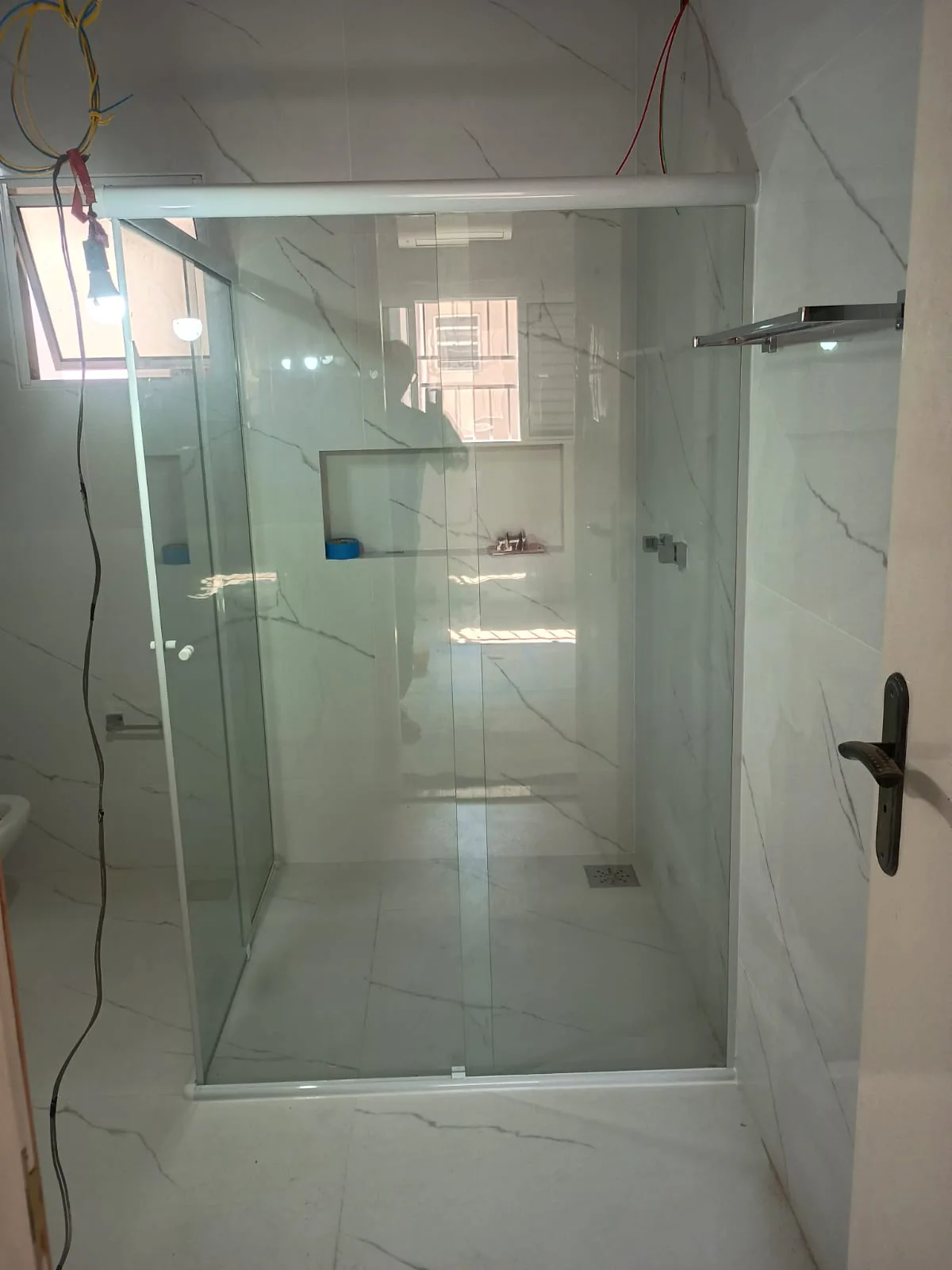 Box de vidro para banheiro com perfil branco, vista frontal