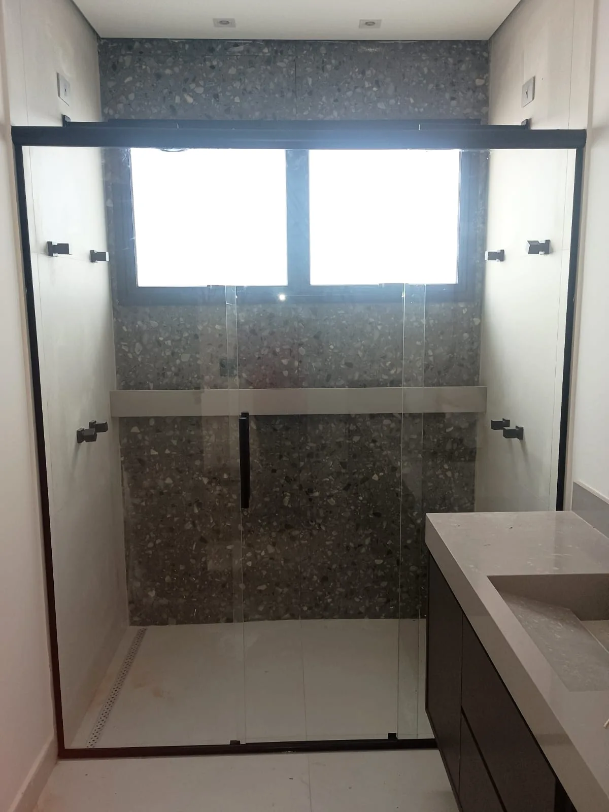 Box de vidro para banheiro com perfil preto, vista frontal