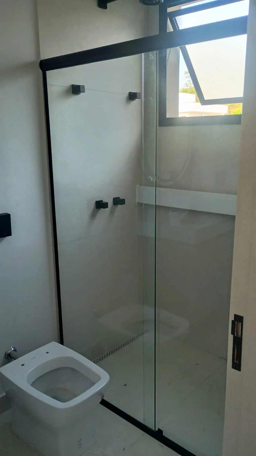 Box de vidro para banheiro com perfil preto, vista lateral
